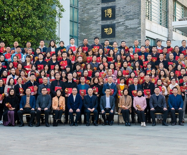 集團(tuán)2021-2022年度表彰大會(huì)隆重舉行